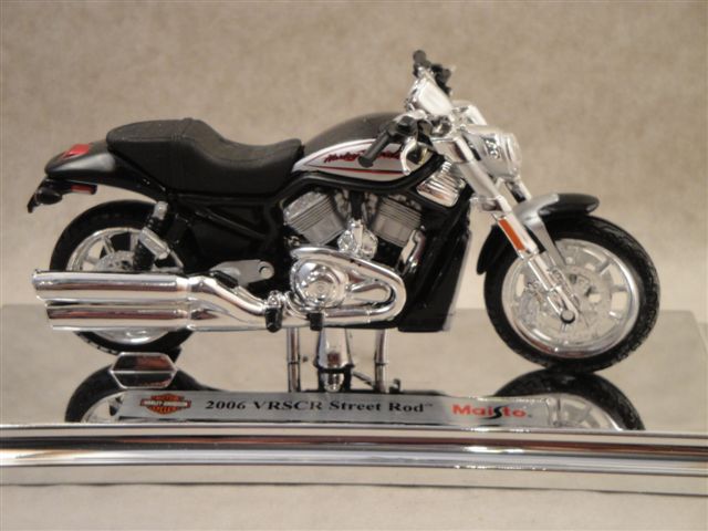 Harley-Davidson 2006 VRSCR Streed Rod  1:18, Maisto 34360