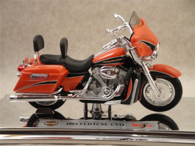 Harley-Davidson 2004 FLHTCSE CVO  1:18, Maisto 34360