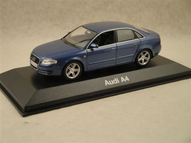 Audi A4 Limousine '04, blau met.  1:43  Minichamps