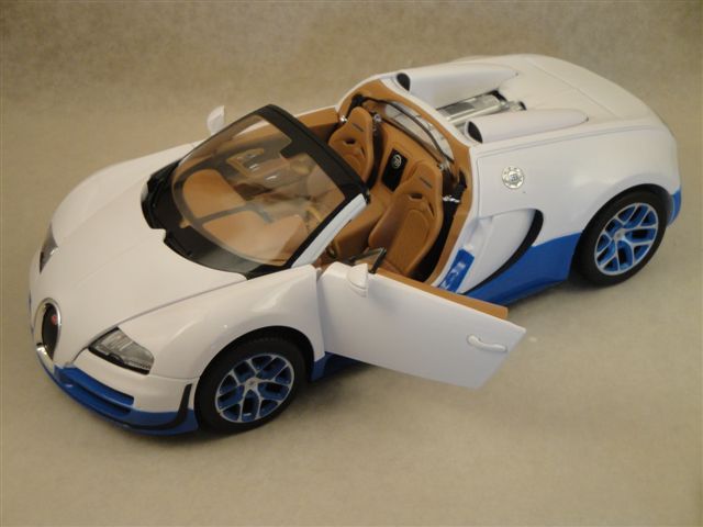 Bugatti Veyron Grand Sport Vitesse, white/blue, 1:18,  RASTAR 43