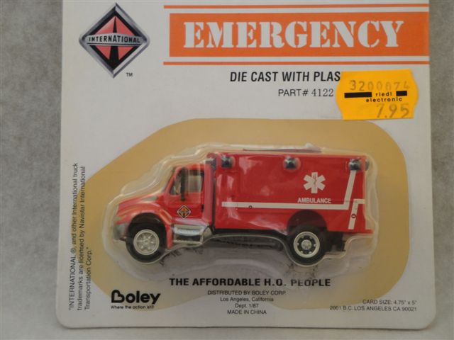Emergency, 2-Achs Rettungswagen, rot  1:87  Boley 4122